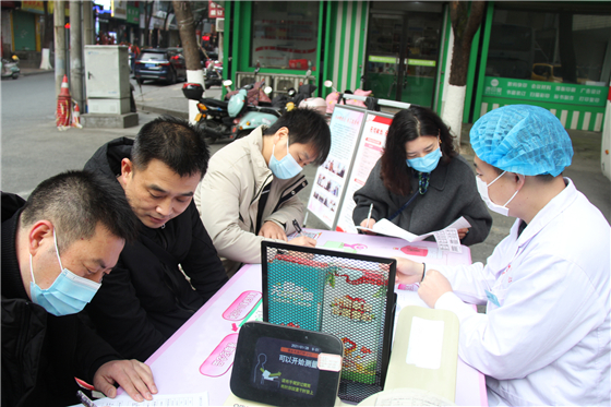 用熱血為冬日儲備一份溫暖 ——漢濱區(qū)委區(qū)政府組織開展冬季應(yīng)急獻血活動