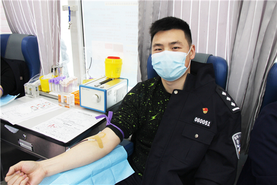 人民警察一心為民，捋袖捐血鐵血柔情——安康市公安局積極開展冬季獻(xiàn)血活動(dòng)
