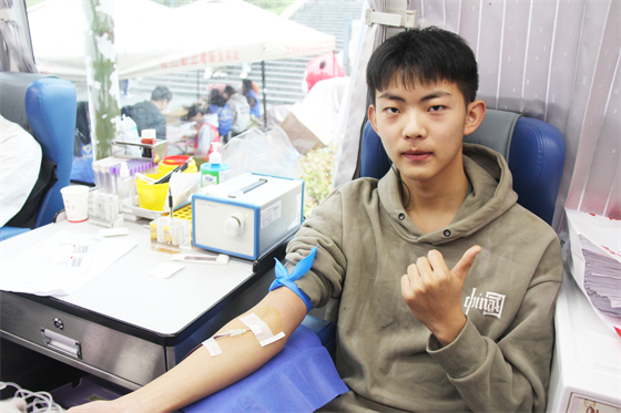 青春熱血匯聚點(diǎn)滴愛心 無(wú)私奉獻(xiàn)相約美麗校園