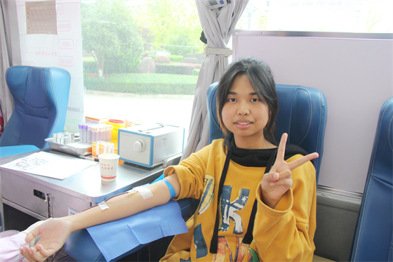 青春熱血匯聚點(diǎn)滴愛心 無(wú)私奉獻(xiàn)相約美麗校園