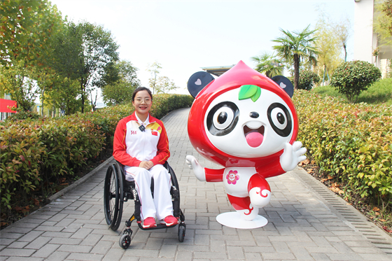 青春熱血匯聚點(diǎn)滴愛心 無(wú)私奉獻(xiàn)相約美麗校園