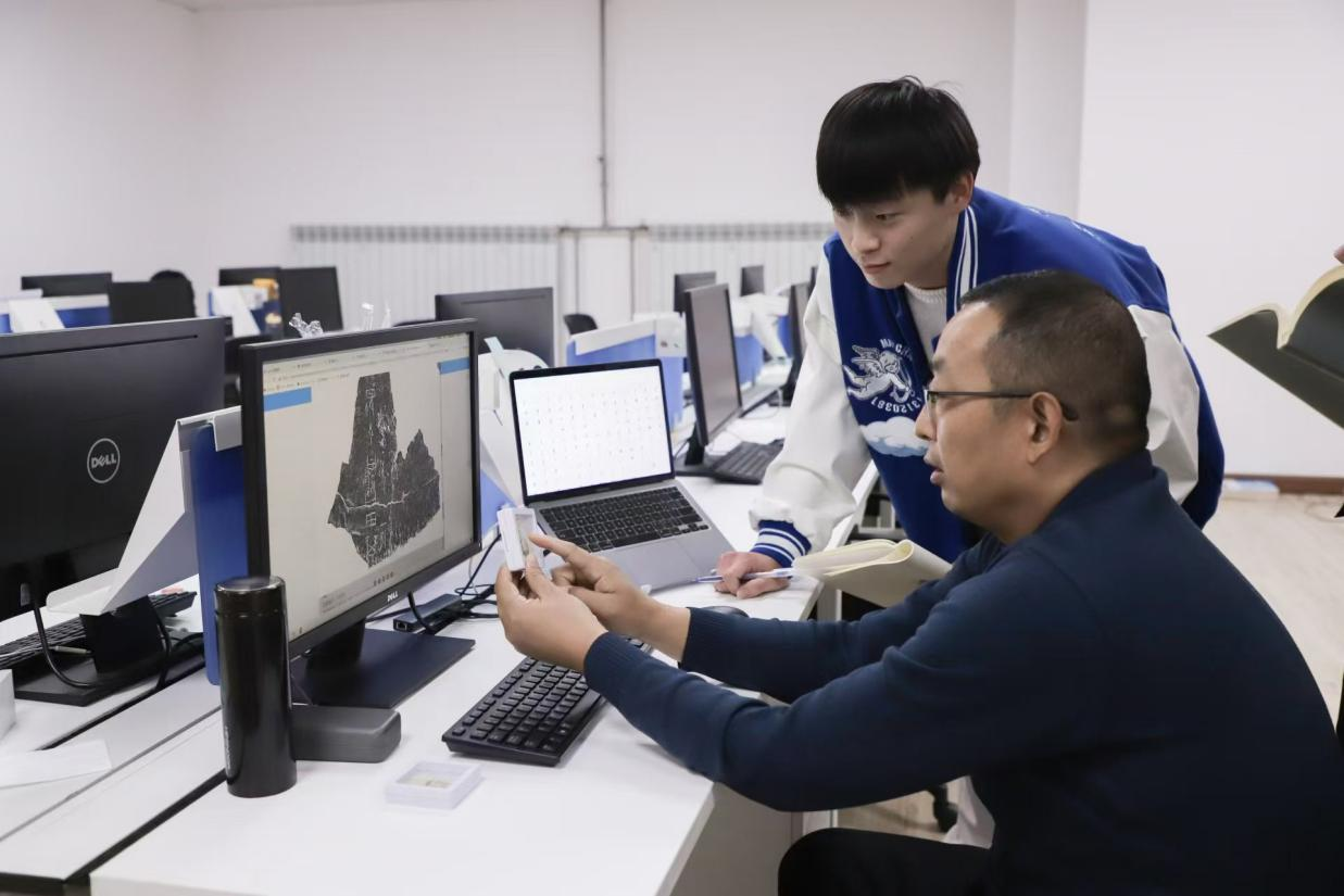 安陽師范學(xué)院甲骨文信息處理教育部重點(diǎn)實驗室，劉永革正在給學(xué)生講甲骨文。受訪者供圖