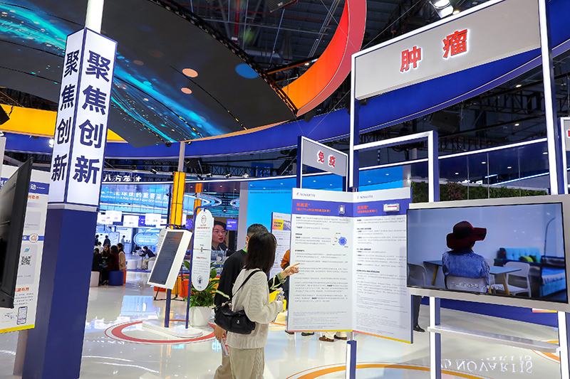 2025年11月9日，上海，第八屆進(jìn)博會(huì)（醫(yī)療器械及醫(yī)藥保健展區(qū)）。