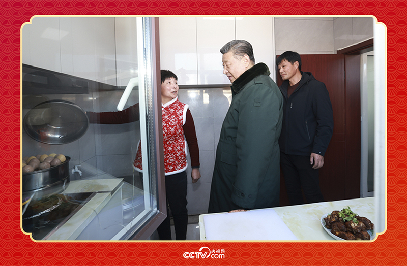 2025年春節(jié)前夕，習近平總書記在遼寧葫蘆島市綏中縣明水滿族鄉(xiāng)祝家溝村考察時，走進村民朱西存家看望。