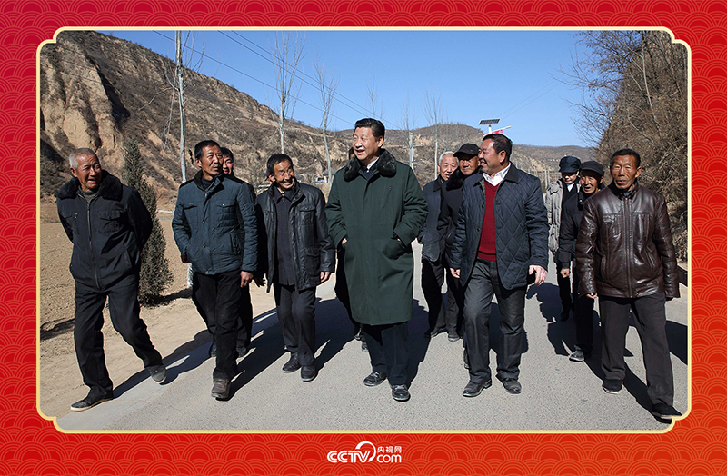 2015年春節(jié)前夕，習近平總書記回到陜西延安梁家河村看望鄉(xiāng)親。