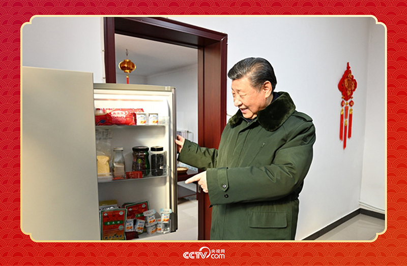 2024年春節(jié)前夕，習近平總書記在天津第六埠村考察時，走進村民杜洪剛家看望。